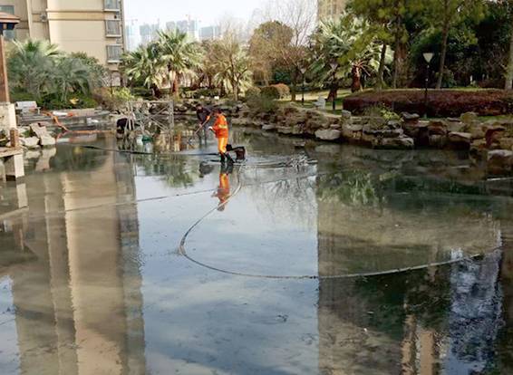 普兰店景观池淤泥清理