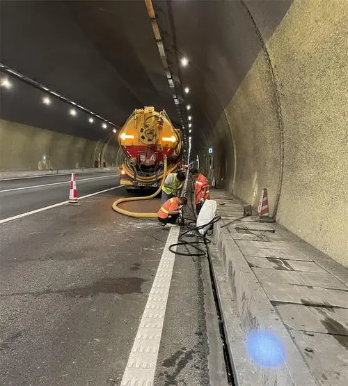 普兰店隧道排水渠清淤